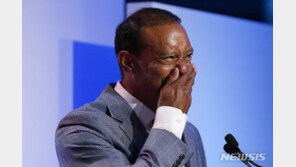 타이거 우즈, 명예의 전당 헌액…감격의 눈물