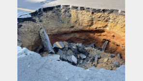 전주 한 도로서 3m 땅꺼짐 발생…원인 규명 중