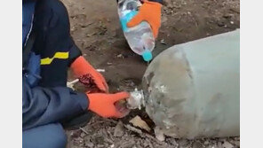 러 폭탄 맨손으로 해체한 우크라 요원…‘강심장이 따로 없다’