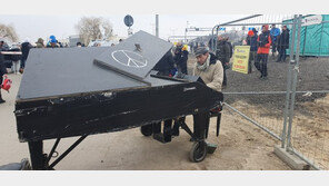 우크라·美시위·아프간… 절망적 현장에선 그의 연주가 들린다