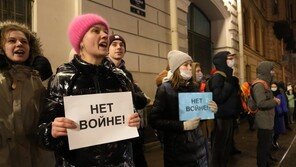 러, 국민車 공장 멈추고 물가 폭등… 서방 ‘제재 폭탄’에 휘청