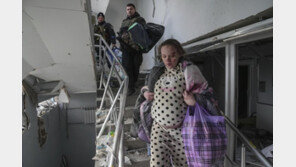 병원 무너져 어린이들 깔리고, 임산부는 길바닥에… “전쟁 아닌 말살”