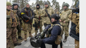 “우크라서 셀카 찍고 돌아오면 된다 생각말라”…英, 의용군 참전 경고