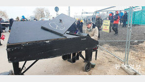 국경의 피아노맨 “푸틴은 평화의 선율 들어라”