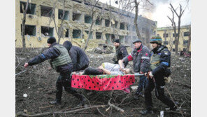러, 산부인과-어린이병원 폭격… “우크라 마리우폴은 생지옥” 