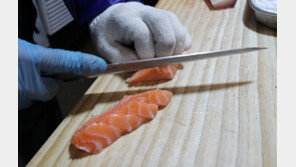 “관련 메뉴 당분간 품절 처리”…러-우크라 전쟁에 막힌 ‘연어’