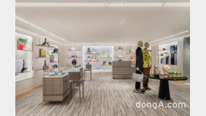 디올코리아, 신규 남성 매장 독점 ‘신상’ 전개… ‘새들호보백·B22 스니커즈’ 제안