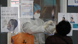 오후 6시 기준 29만6965명 확진…휴일도 예외없이 ‘확산세’