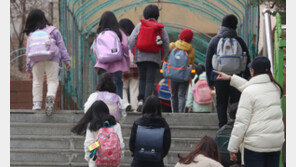 이번주 정점에 ‘탄력등교’ 계속…가족 확진돼도 학교 간다