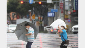 초속 20m 넘는 태풍급 바람…제주 전역 강풍주의보