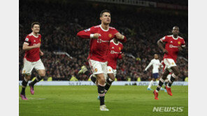 ‘호날두 해트트릭’ 맨유, 토트넘 3-2 제압…손흥민, 90분 풀타임