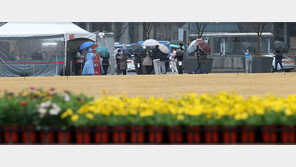 하루 늘어나는 재택치료자만 34만명…잔여 위중증 병상 40% 수준