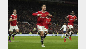 호날두, 토트넘전 해트트릭 폭발…‘807골’ 역대 최다골 기록