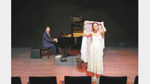 홀로 무대선 주인공… 상대역은 열정적 ‘건반’