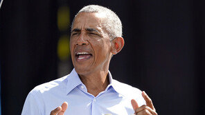 오바마 전 美대통령, 코로나19 확진…백신접종 독려