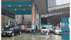 ‘최저가’ 주유소엔 일요일에도 차량 행렬…“조금이라도 쌀 때 가득”