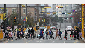 “매일 확진자 나와, 이러다 모두 걸릴 판” 지금 초등 교실은…