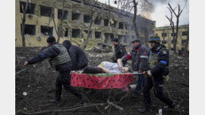 임산부, 마리우폴 산부인과 병원 잔해서 구조됐지만…“결국 사망”
