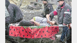 러 폭격에 실려나온 임신부-태아 끝내… 