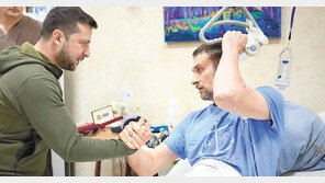 부상병에게 훈장 주는 젤렌스키 “애국심으로 조국 수호”