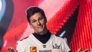 브레이디 “나, 다시 뛸래” 은퇴발표 40일 만에 번복