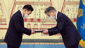 김오수 檢총장→ 권성동 “거취 정해야” vs 조응천 “임기보장, 尹이 한 말 있다”