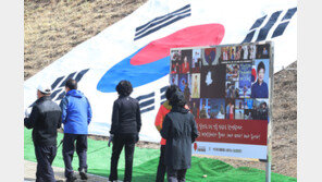 “언제 입주하나?” 박근혜 전 대통령 사저, 평일도 발길 이어져