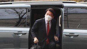 “밤샘 각오” 안철수 인수위원장, ‘백팩’ 쥐고 집무실 첫 출근
