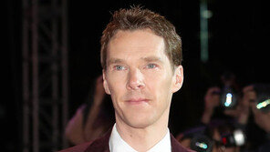 “우크라 난민에 집 제공” 英시민 4만명 넘어…배우 컴버배치 동참