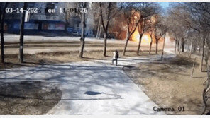 러軍, 키이우 코앞까지…우크라 시내서 포격 장면 CCTV에 담겨