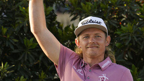 스미스, 악마의 17번홀도 훌쩍… 상금 44억 획득