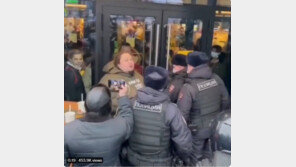 “맥도날드 폐점은 적대행위”…출입문에 스스로 몸 묶고 항의