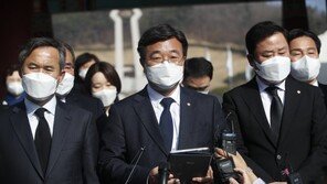 광주서 고개 숙인 민주 비대위…“윤호중 물러나라” 시위도