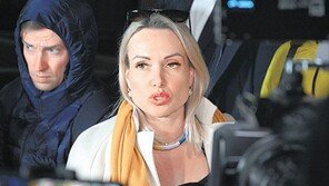 생방송 反戰시위 러 언론인 벌금형… ‘15년형’ 추가 기소 가능성도 