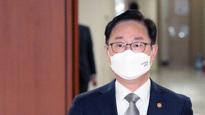 박범계 법무장관 신속항원 검사서 코로나19 양성 판정