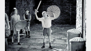 종교분쟁 영화를 보는데 왜 미소가 번지지?