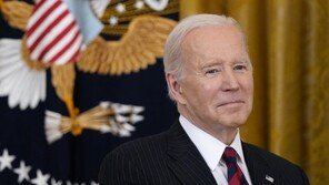 바이든, 우크라에 8억 달러 안보 지원…“긴 싸움 될 것”