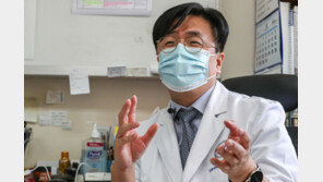 이재갑 “정점 앞 ‘거리두기 완화’ 한국뿐, 무책임…5월 돼야 오미크론 진정”