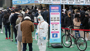 이러다 하루 100만 터질라?…‘정점 타령’ 방역당국 비웃은 ‘폭증세’