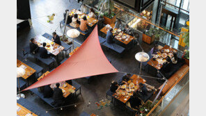 거리두기 완전 해제할까?…오늘 모임·영업시간 완화 논의