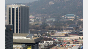 ‘집무실 이전’에 반격 나선 靑 “비서동까지 상당한 시간? 30초면 간다”