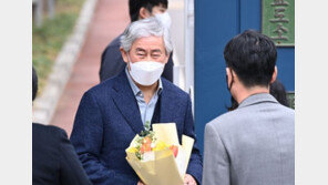 머리 하얗게 센 최경환 가석방…“박 전 대통령 찾아뵐것”