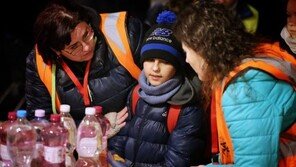 홀로 국경 넘은 11세 우크라 소년…드디어 엄마와 재회