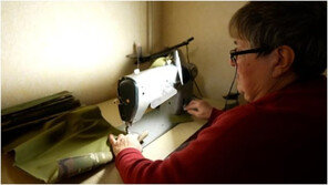 최전방에 보낼 방탄복 만드는 우크라인들…“한명이라도 구하기를”