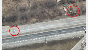 두손 번쩍 든 민간인에 ‘탕’…러軍 총질 드론에 포착