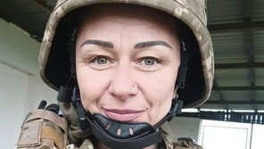 “전투에 참가하겠다”…우크라이나로 돌아가는 여성들