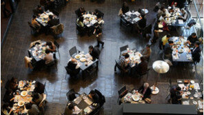 확진 62만-사망 429명 최다…‘8인모임 허용’ 오늘 발표할듯 