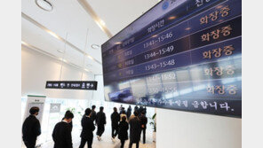 신규확진 40만7017명…위중증 1094명·사망자 301명