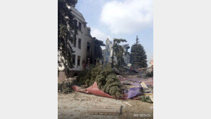 러, 마리우폴에 매일 50~100발 포격…극장서 130명 구조