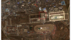 北, 열병식 준비 나섰나…평양 순안비행장서 차량 100여대 포착